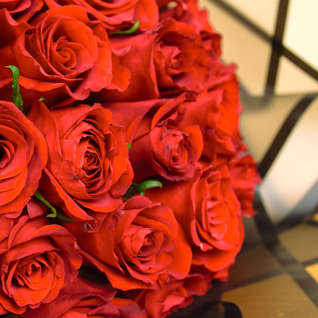 Amaz Beauty Ring And Rose Bouquet