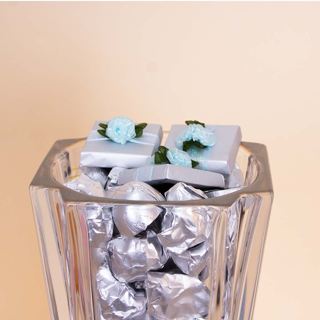 Passionelle Crystal Chocolate Vase (1kg) & Pink Roses Bouquet