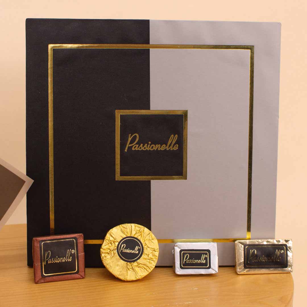 Passionelle Premium Chocolate Box with 15 Red Roses and Siwa Layering Pistachio 50ml