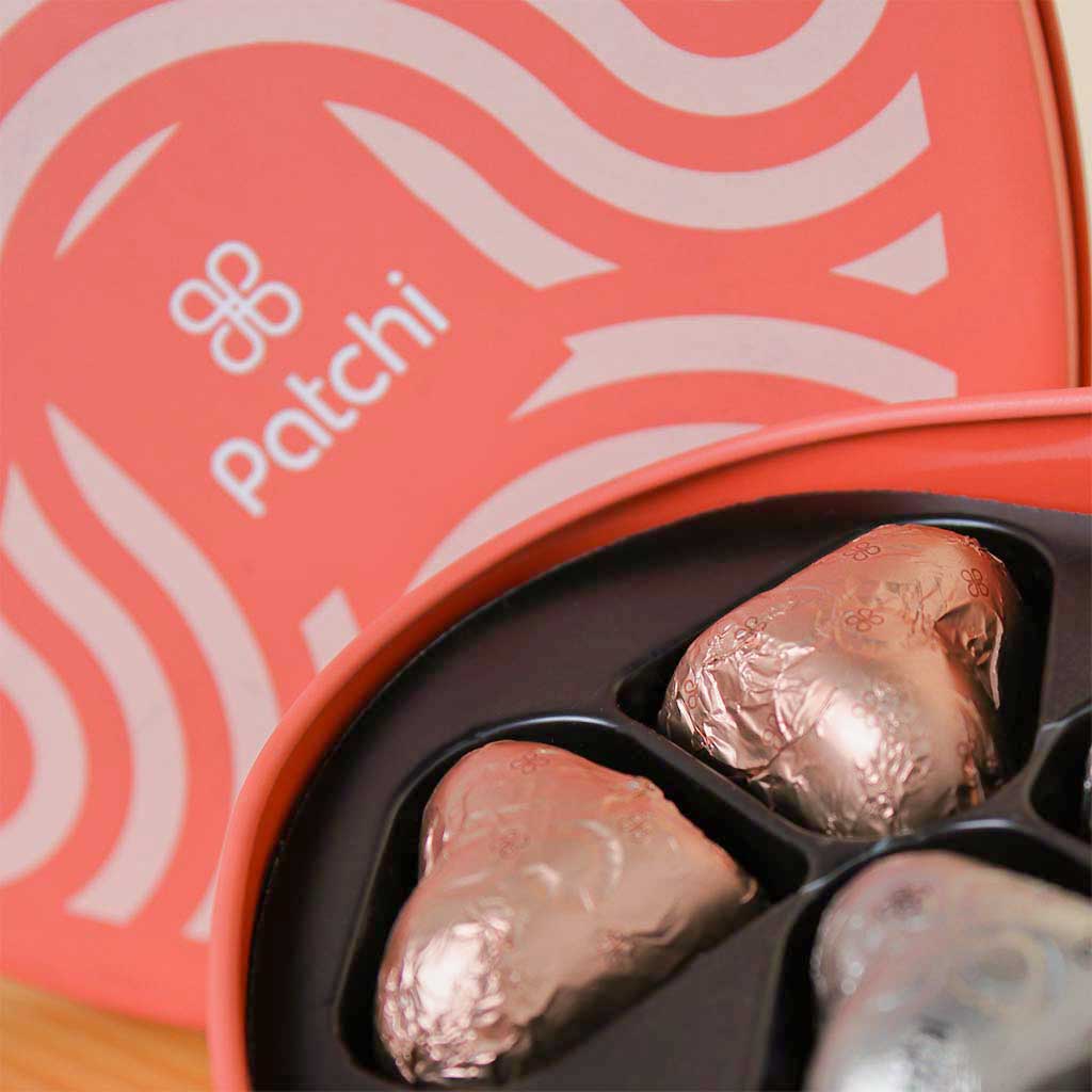 Patchi Tin Box of 22 Pieces | Romantic Hand Bouquet 20 Flowers