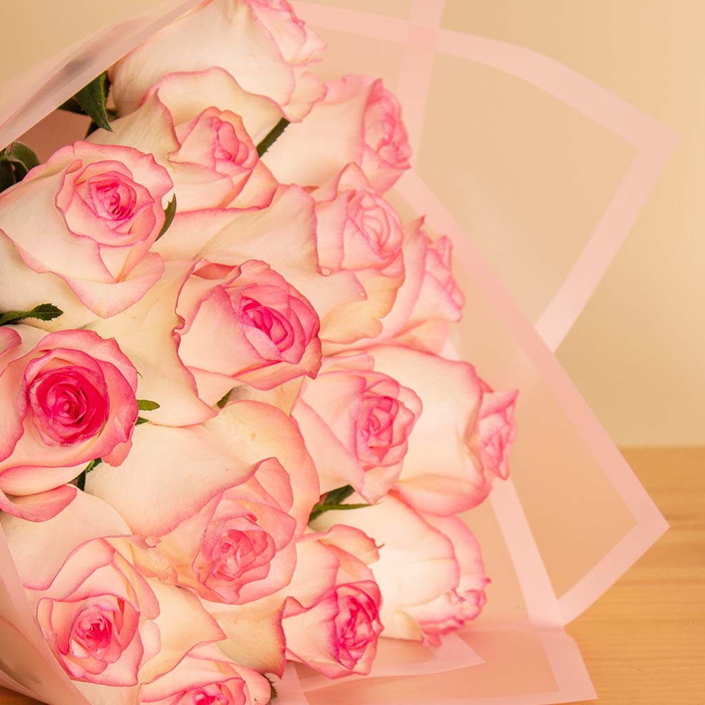 Lancôme La Vie Est Belle L’Elixir with 15 Roses Hand Bouquet