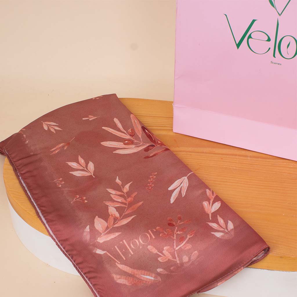 Veloor Rafef Scarf & Pink Roses Vase