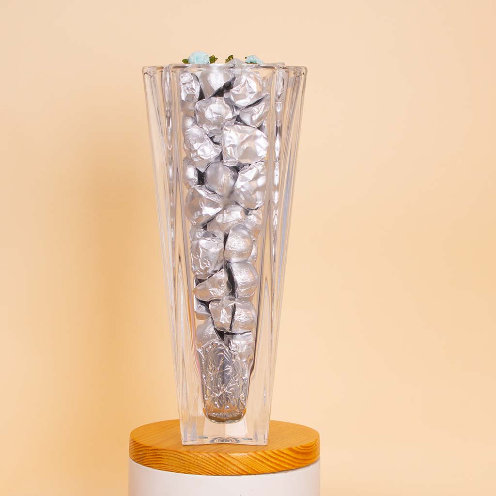 Passionelle Crystal Chocolate Vase (1kg) & Red Roses Bouquet