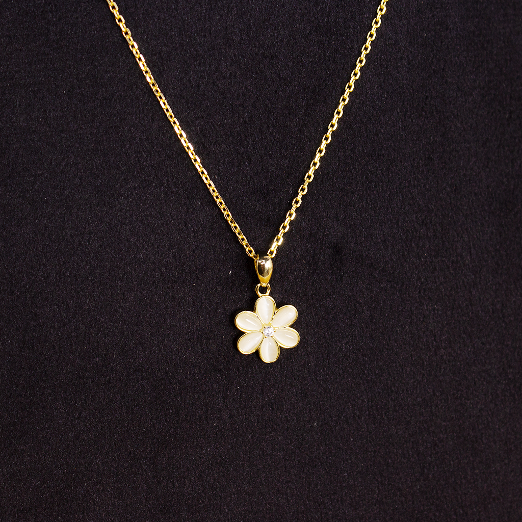 Markiz Flower Necklace And Unique Red Roses