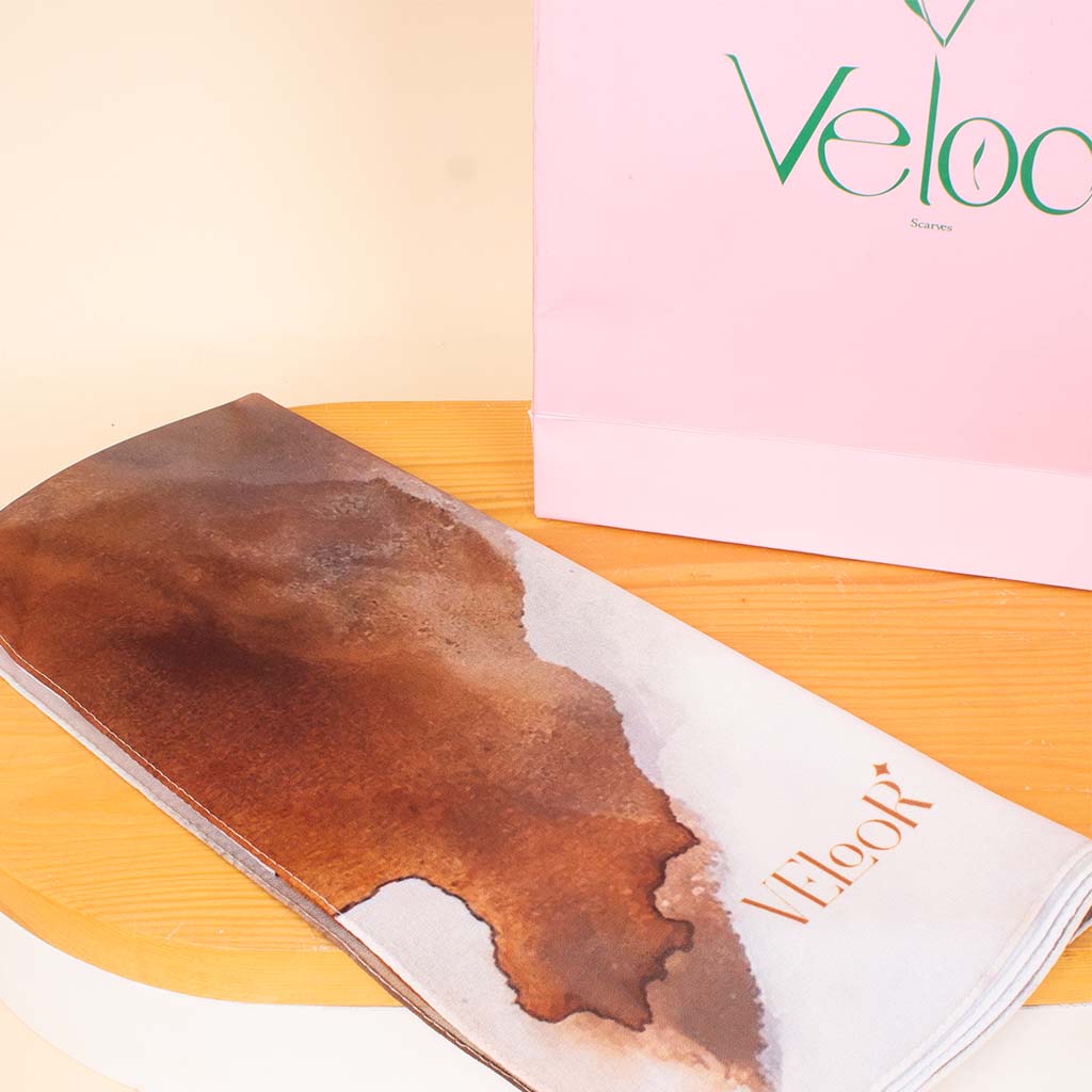 Veloor Nala Scarf & Pink Roses Vase