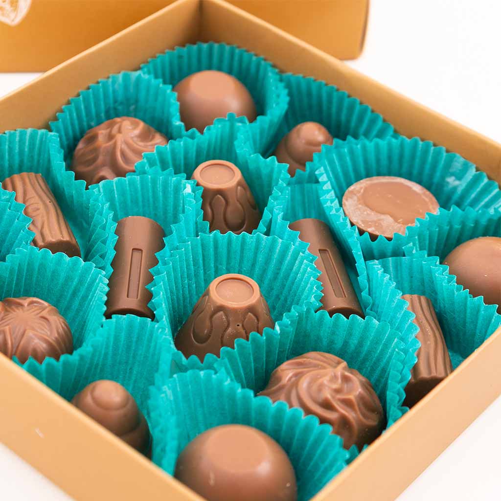 House of Cocoa Chocolate Box 16 Pieces with 20 Red Roses