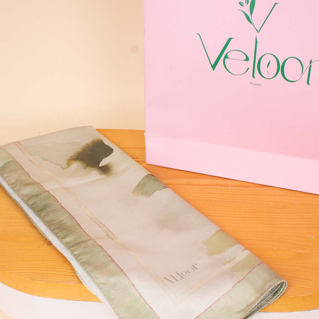 Veloor Sūkoon Scarf & Pink Roses Vase