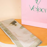 Veloor Sūkoon Scarf & Pink Roses Vase