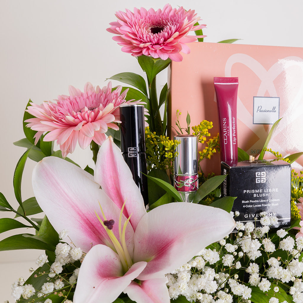 Flowrista Beauty & Blooms Gift Box
