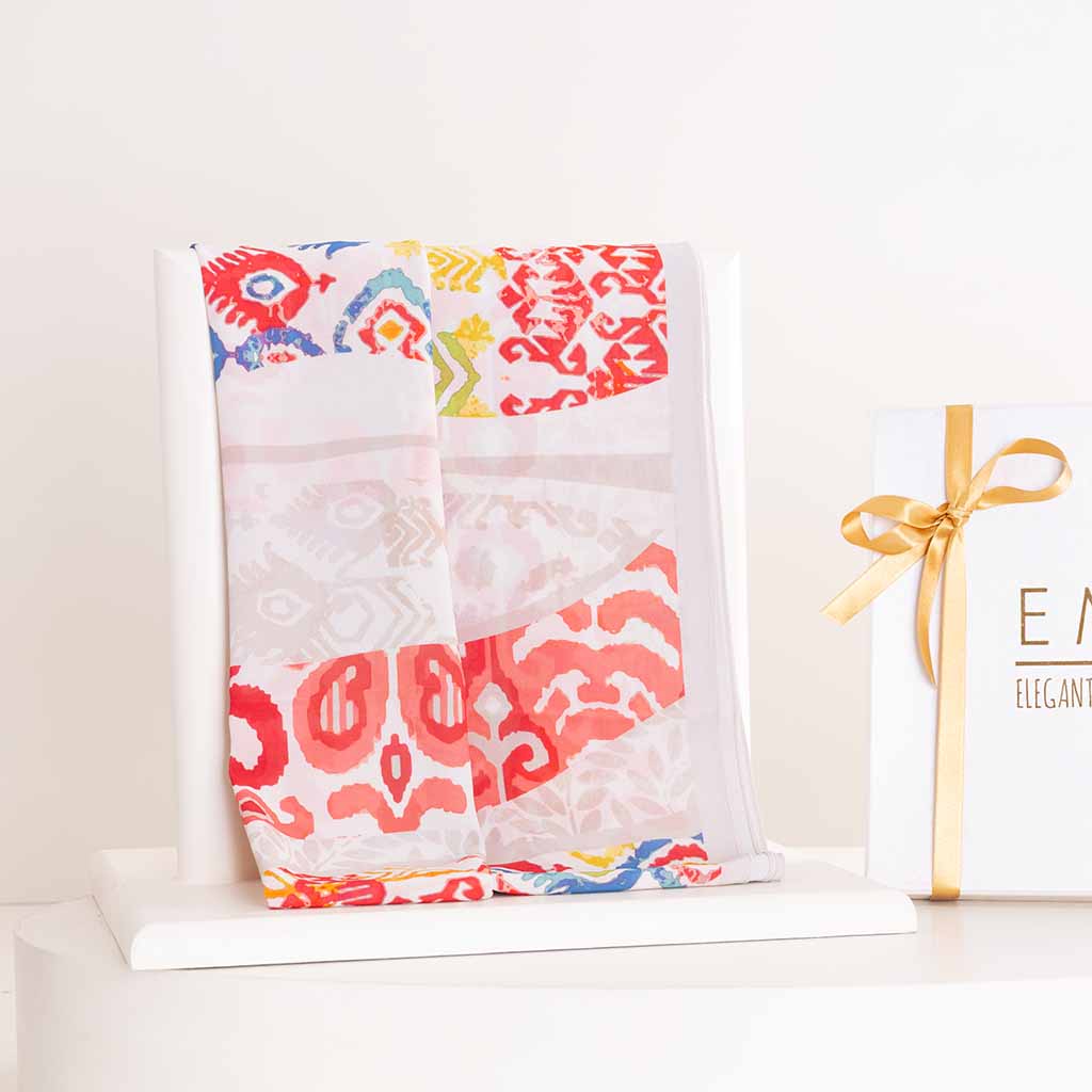 EMMA Sierra Scarf & 15 Red Roses Bouquet