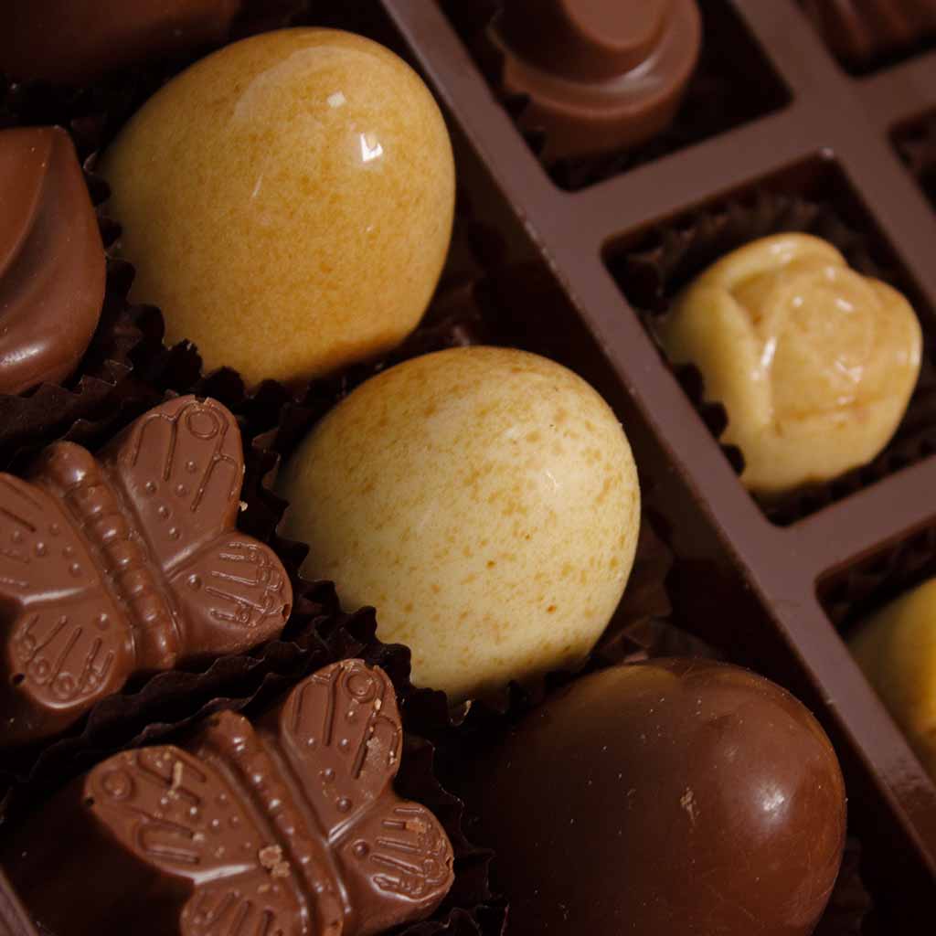 Voila Belgian Chocolates & Vase 25 White Rose