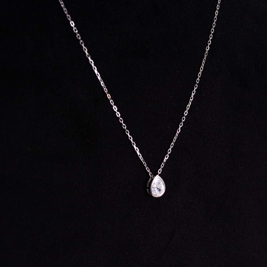 Markiz Silver Necklace & White Roses Vase