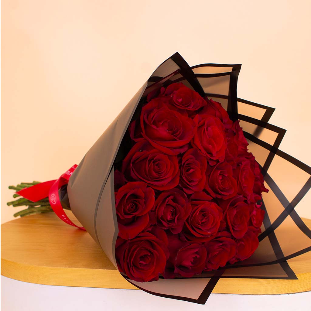 Bubblzz Love Is In The Air Beauty Berry Kit & Red Roses Bouquet